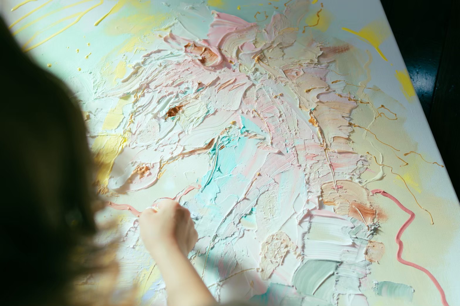 やわらかな色の絵の具が盛り上がった作品の表面